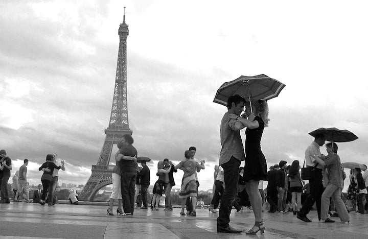 Couple dating in Paris Stock Photo - Alamy