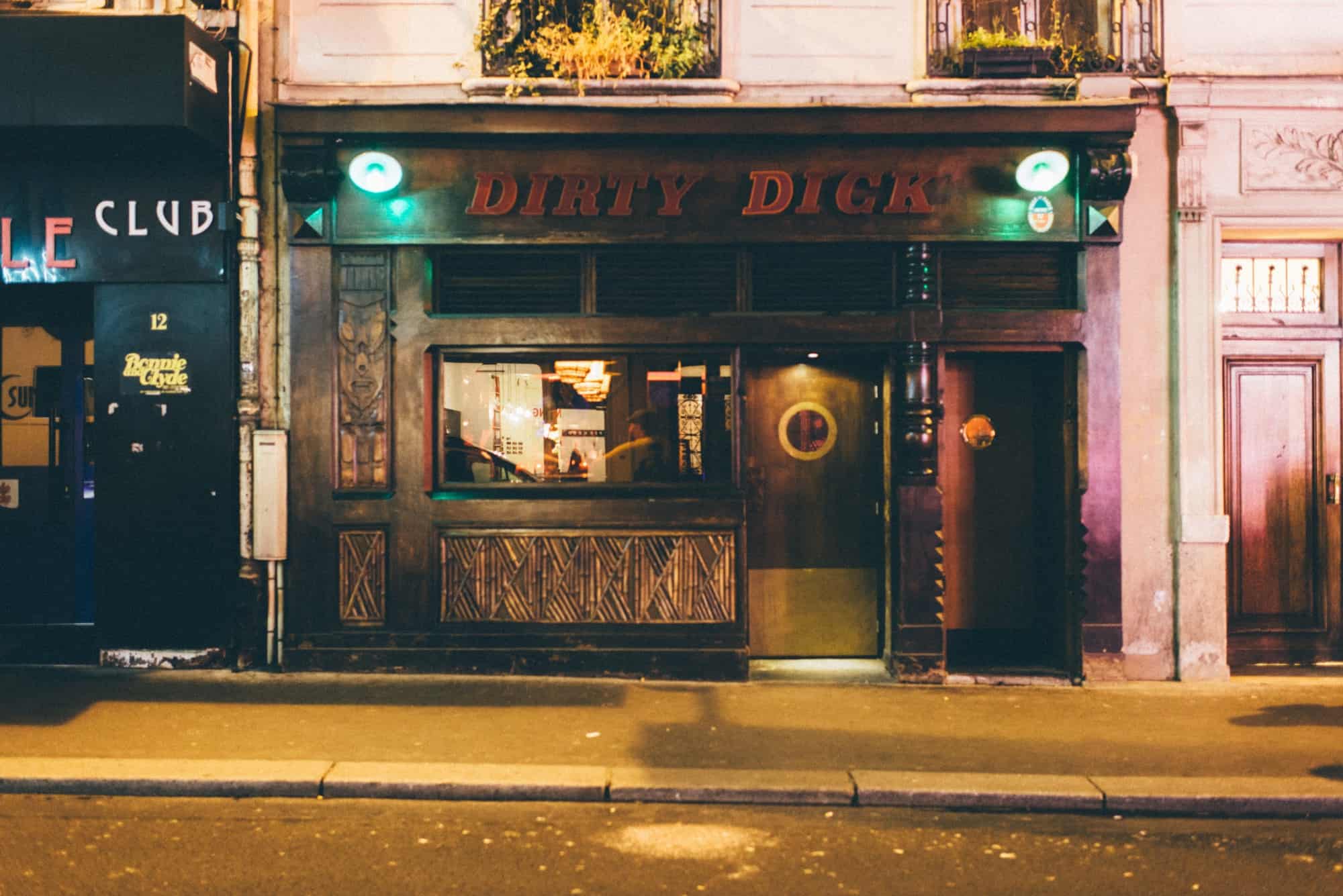 HiP Paris blog. The 3 most outrageous cocktails in Paris. Street view of Dirty Dick, 10 rue Frochot. Photo by Jean-Marie Heidinger.