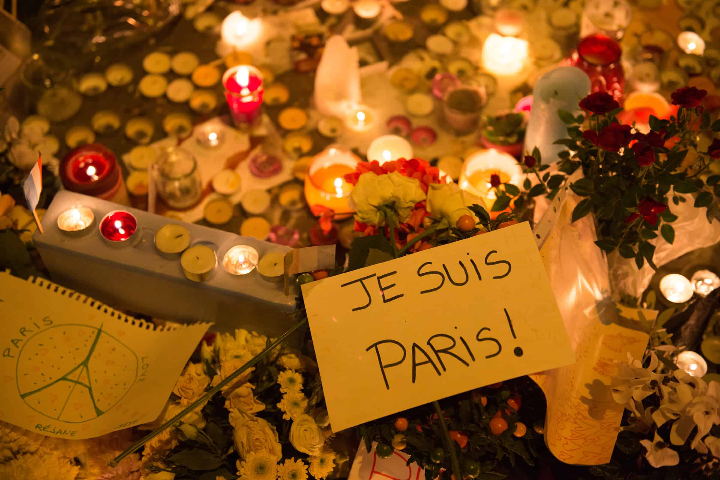 Je suis Paris. Images of peace and hope. Paris stands united even as it grieves. Palmyre Roigt for the HiP Paris Blog