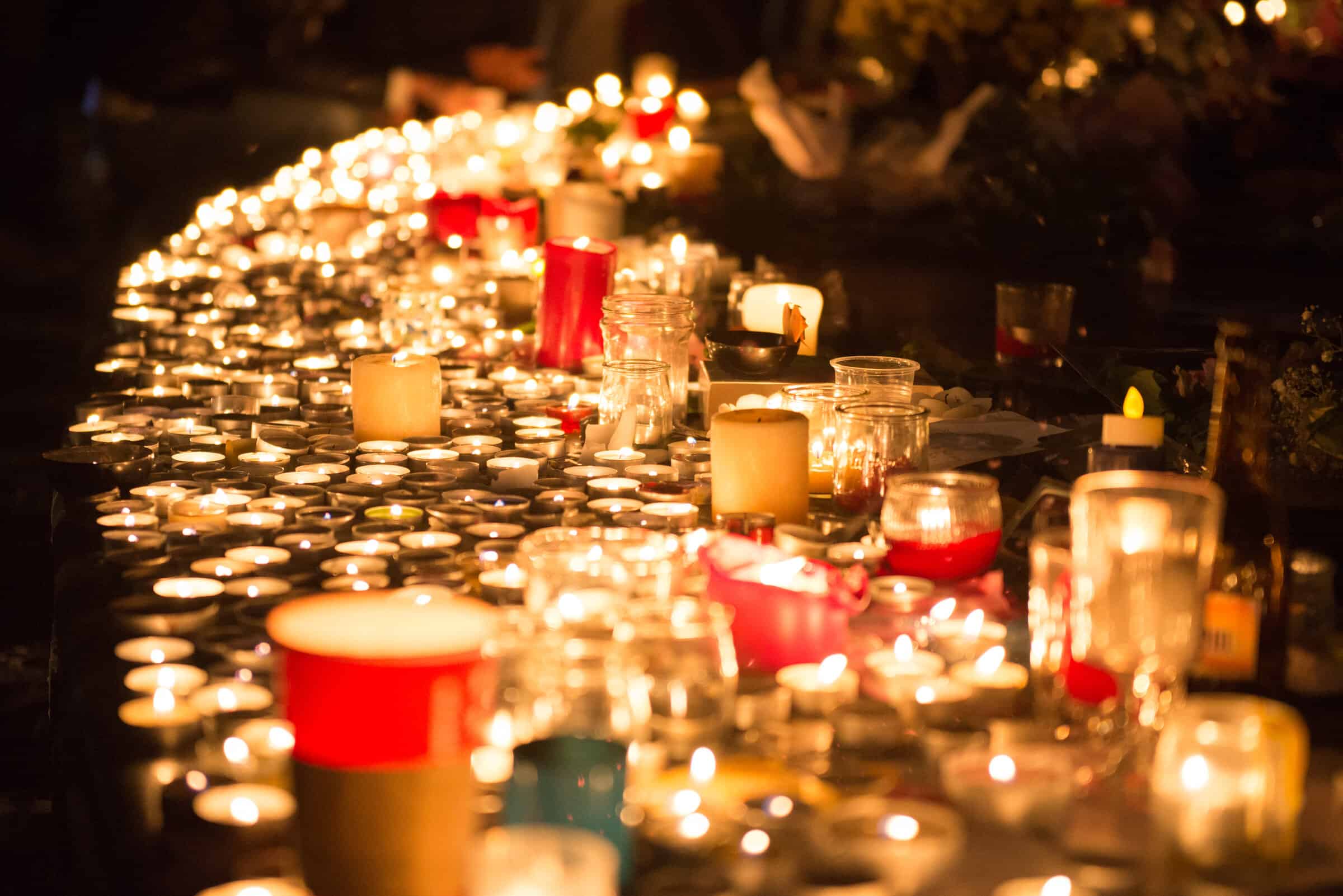 Je suis Paris. Images of peace and hope. Hundreds of candles illuminate the memorial around the statue at Place de la Republique. Palmyre Roigt for the HiP Paris Blog