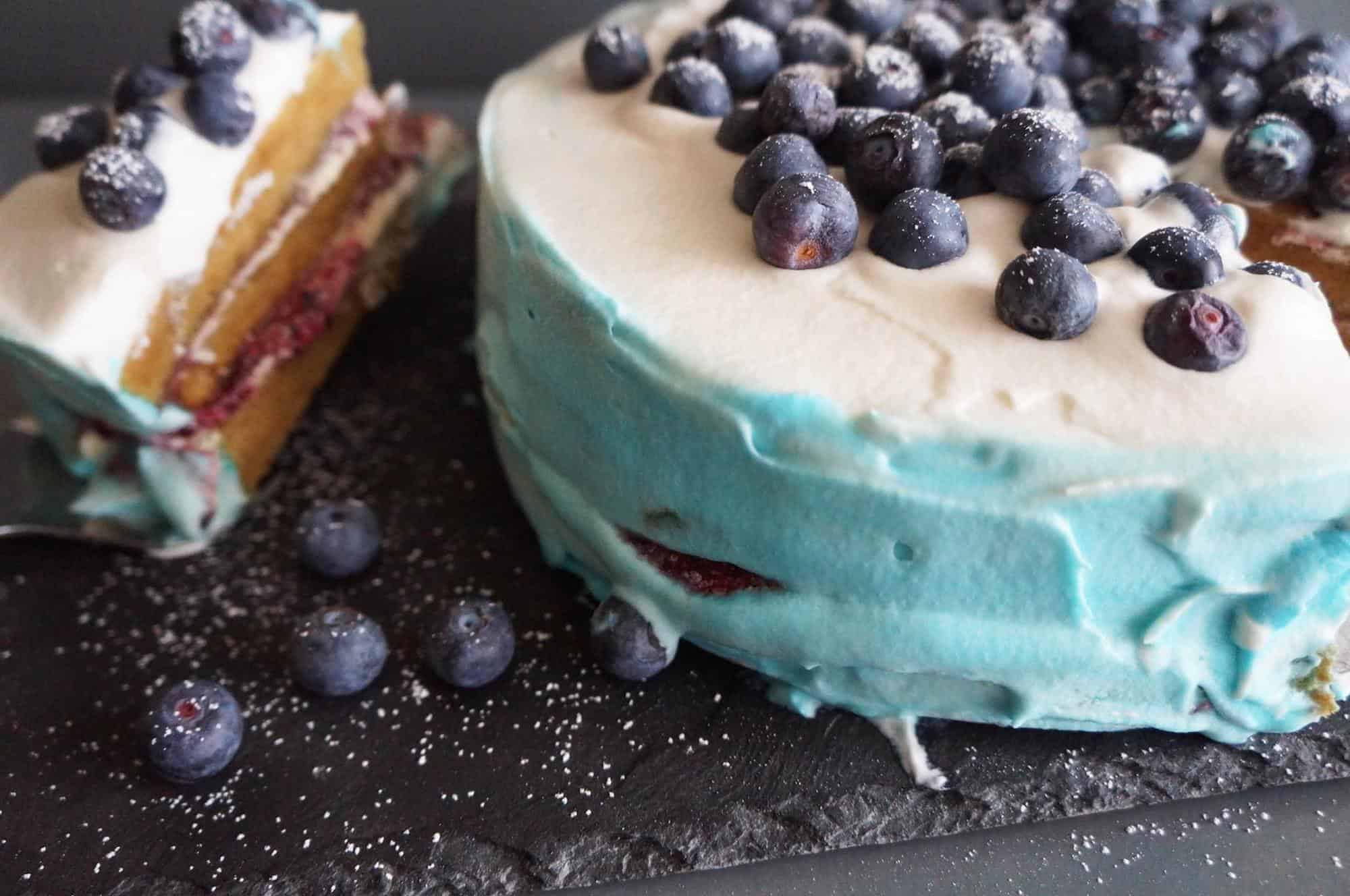 Top vegan and vegetarian places to eat in Paris, like Cloud Cakes and its delicious cakes with berries and natural blue icing.