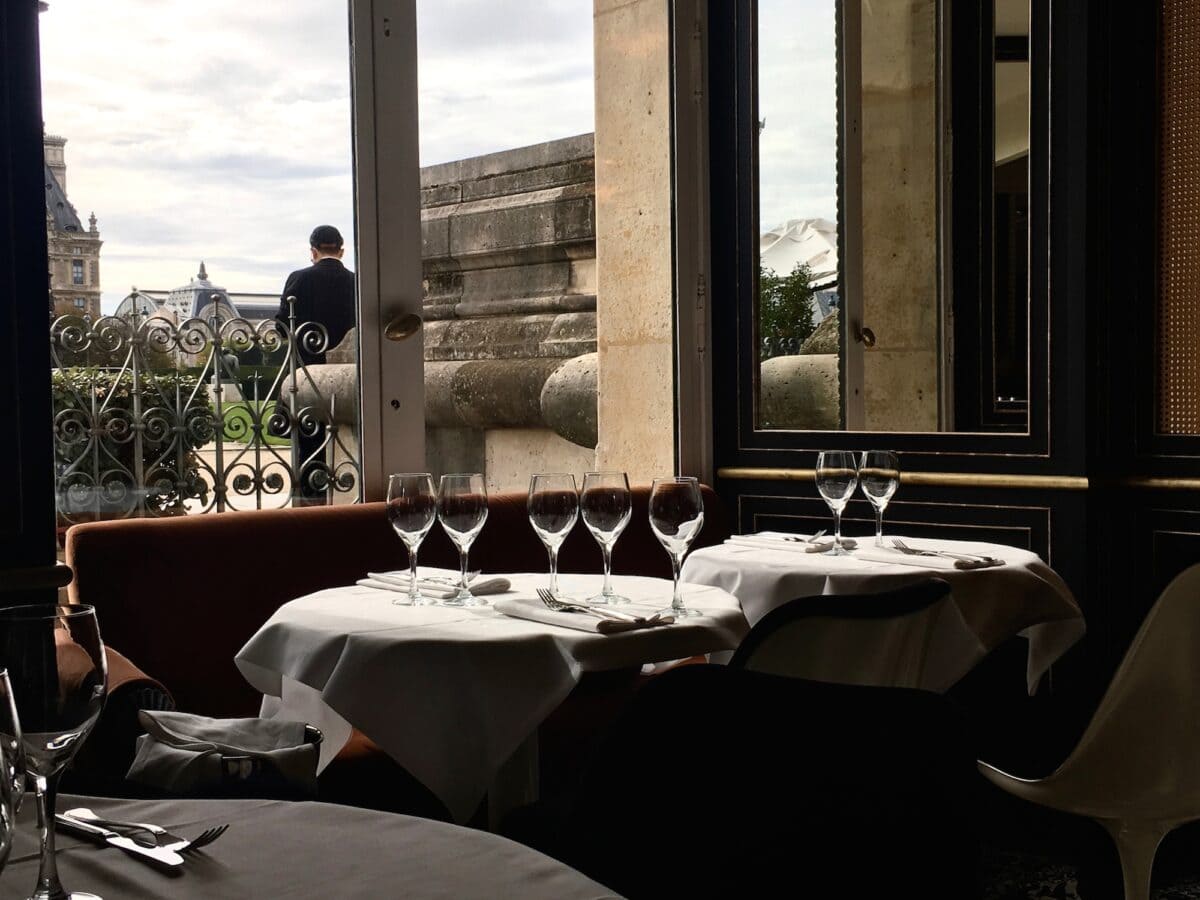O interior do restaurante LOULOU em Paris