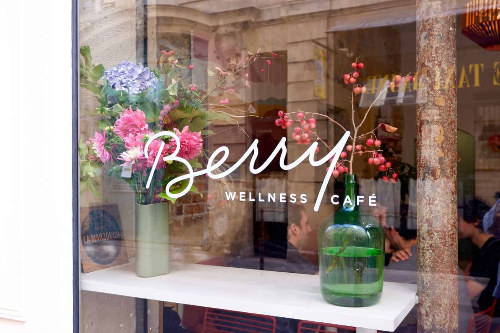 The bucolic window at Berry, of one of the best Australian-inspired coffee shops for brunch in Paris.