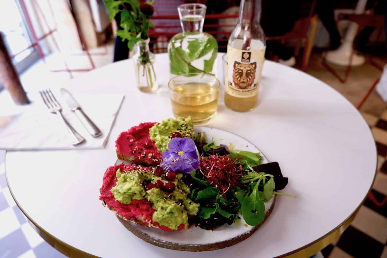 A superb plate of avocado toast and salad at Berry, one of the best Australian-inspired coffee shops for brunch in Paris.