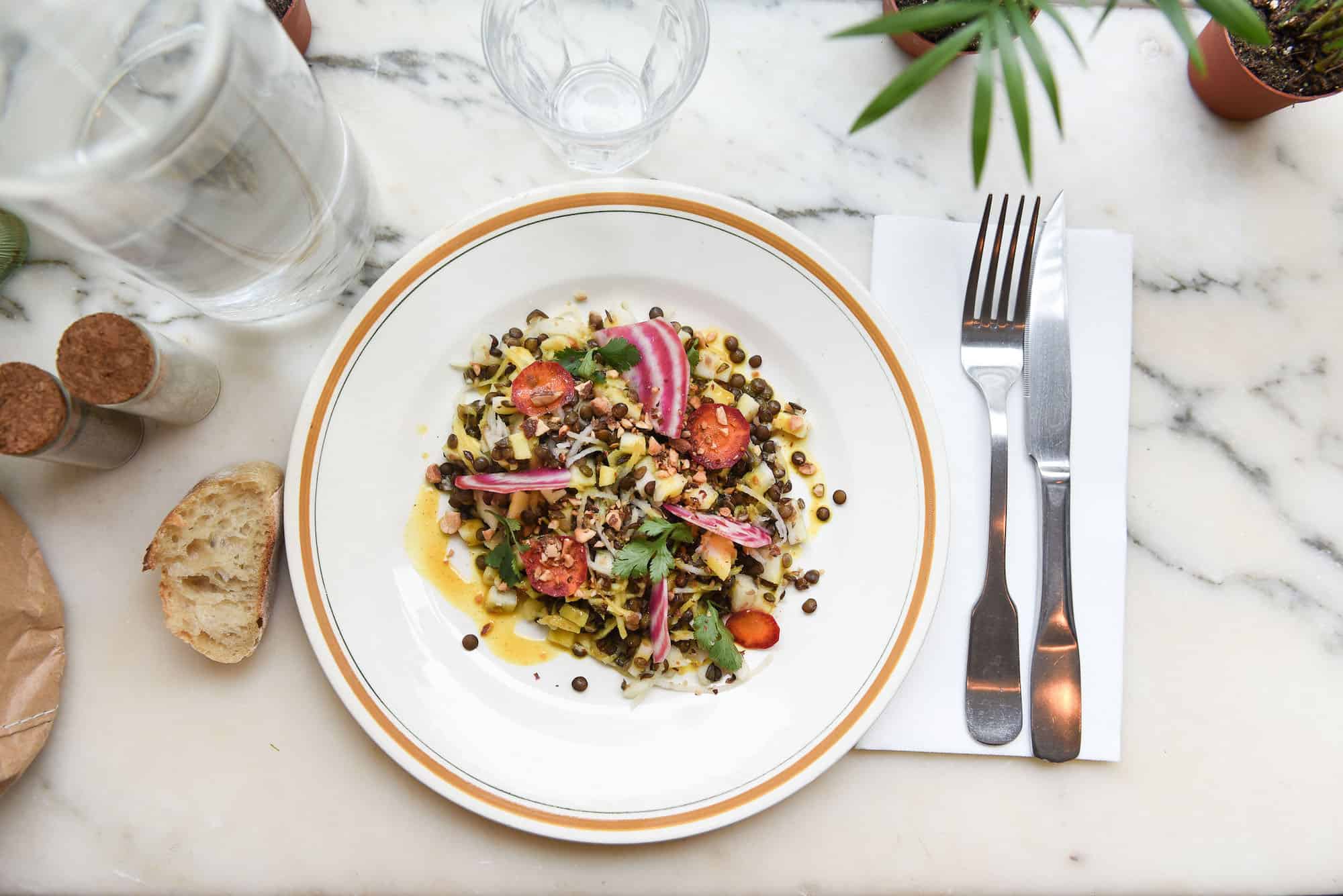 Where to go for a gluten-free lunch in Paris and taste fresh salads like this one.