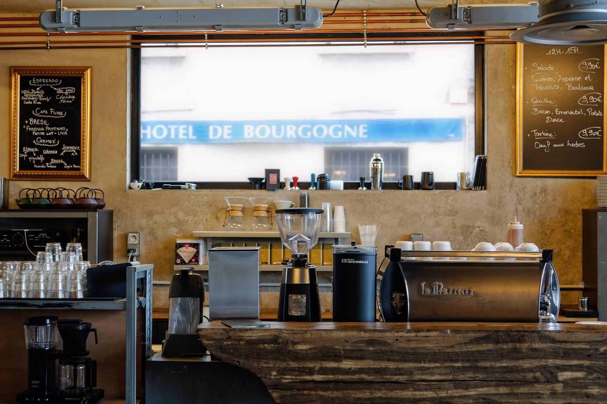 The bar at gluten-free Paris coffee shop Lomi with the coffee machine and cups.