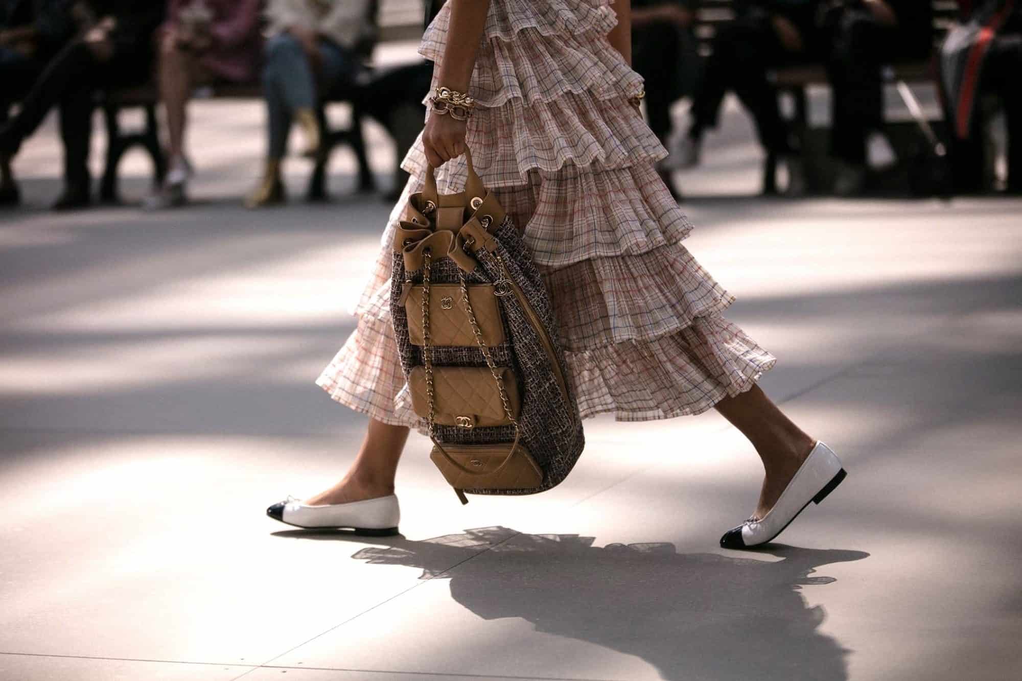 How to shop in Paris? We have some tips here, like where to buy the right outfit like this frilly skirt paired with a rucksack and pumps.