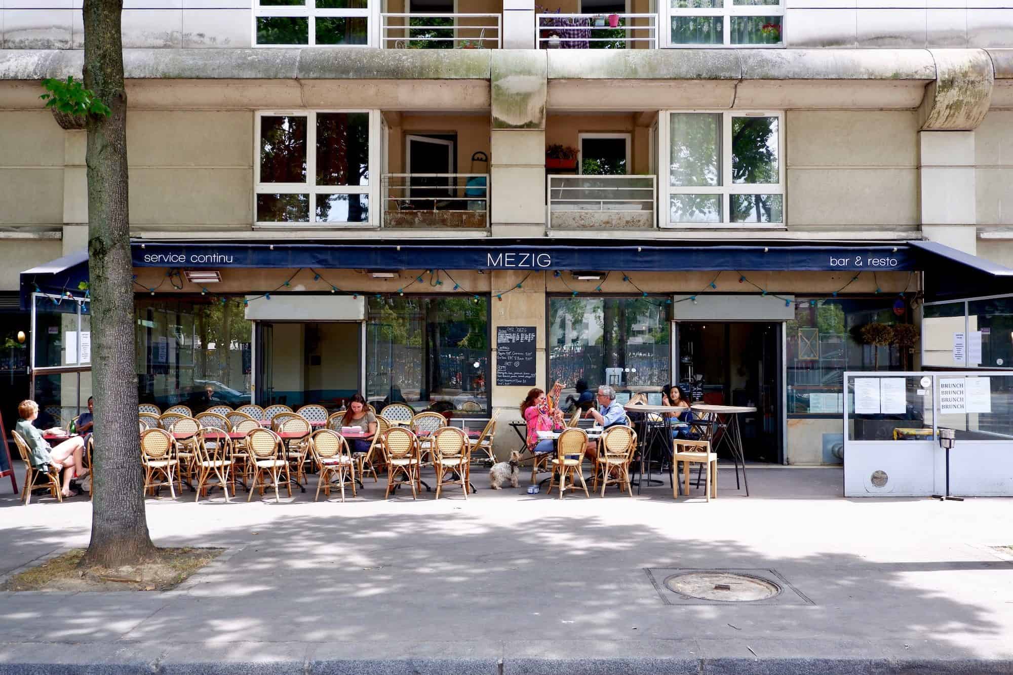 Mezig restaurant close to the canal in Paris with its sunny terrace.