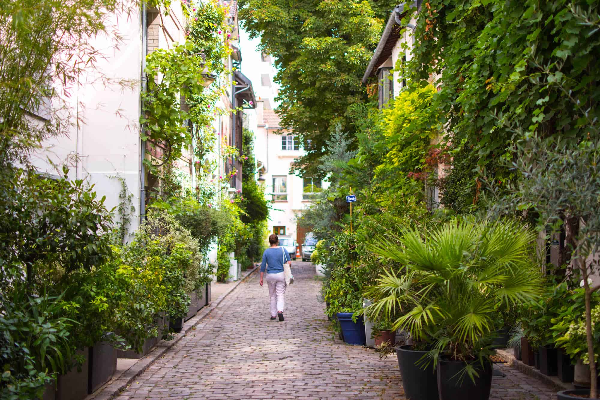In the Villa Santos-Dumont neighborhood, located in Paris' 15th arrondissement, passerby will find an explosion of greenery on this street, loved by artists. 