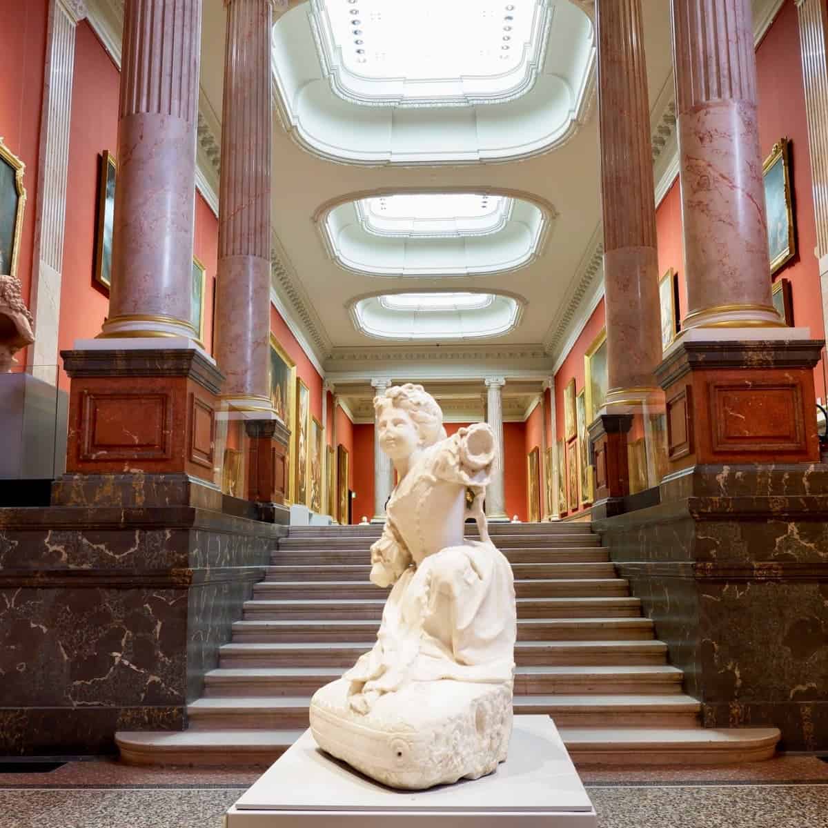 A white statue in the interior of Musee Fabre.