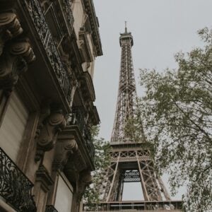 fotografia de baixo ângulo da Torre Eiffel, Paris, nos meses quentes.