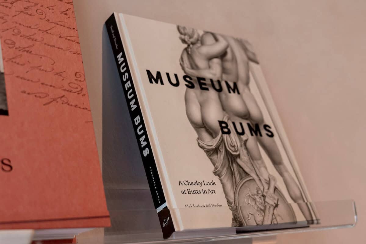 Um livro com fonte e imagens em preto e branco intitulado "Museum Bums".