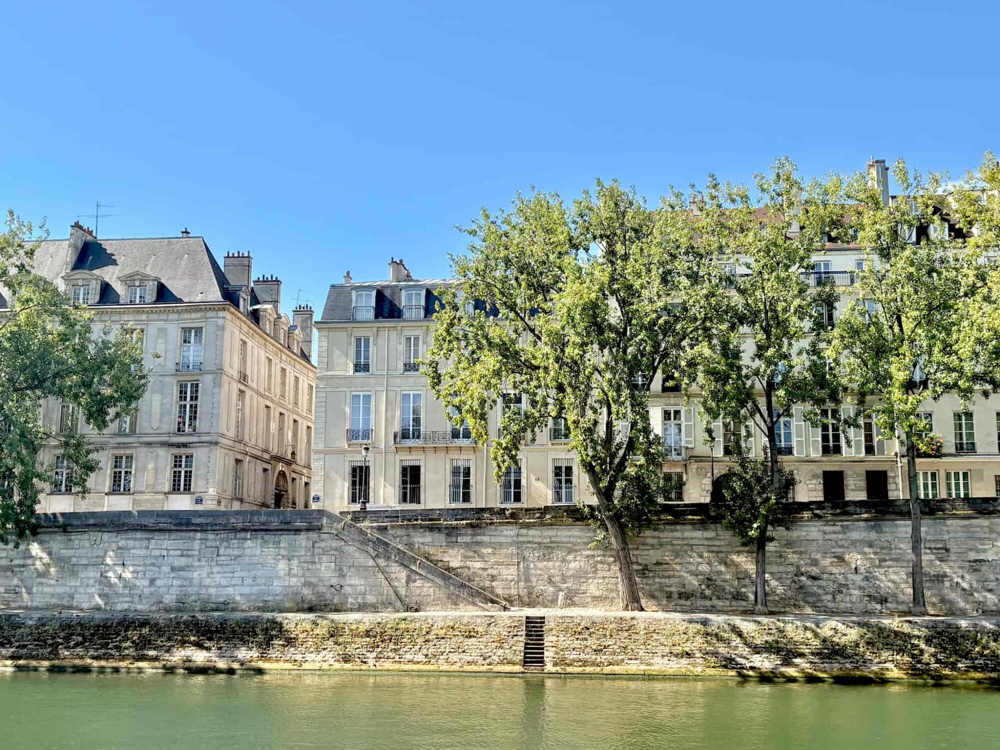 10 Reasons to Love August in Paris