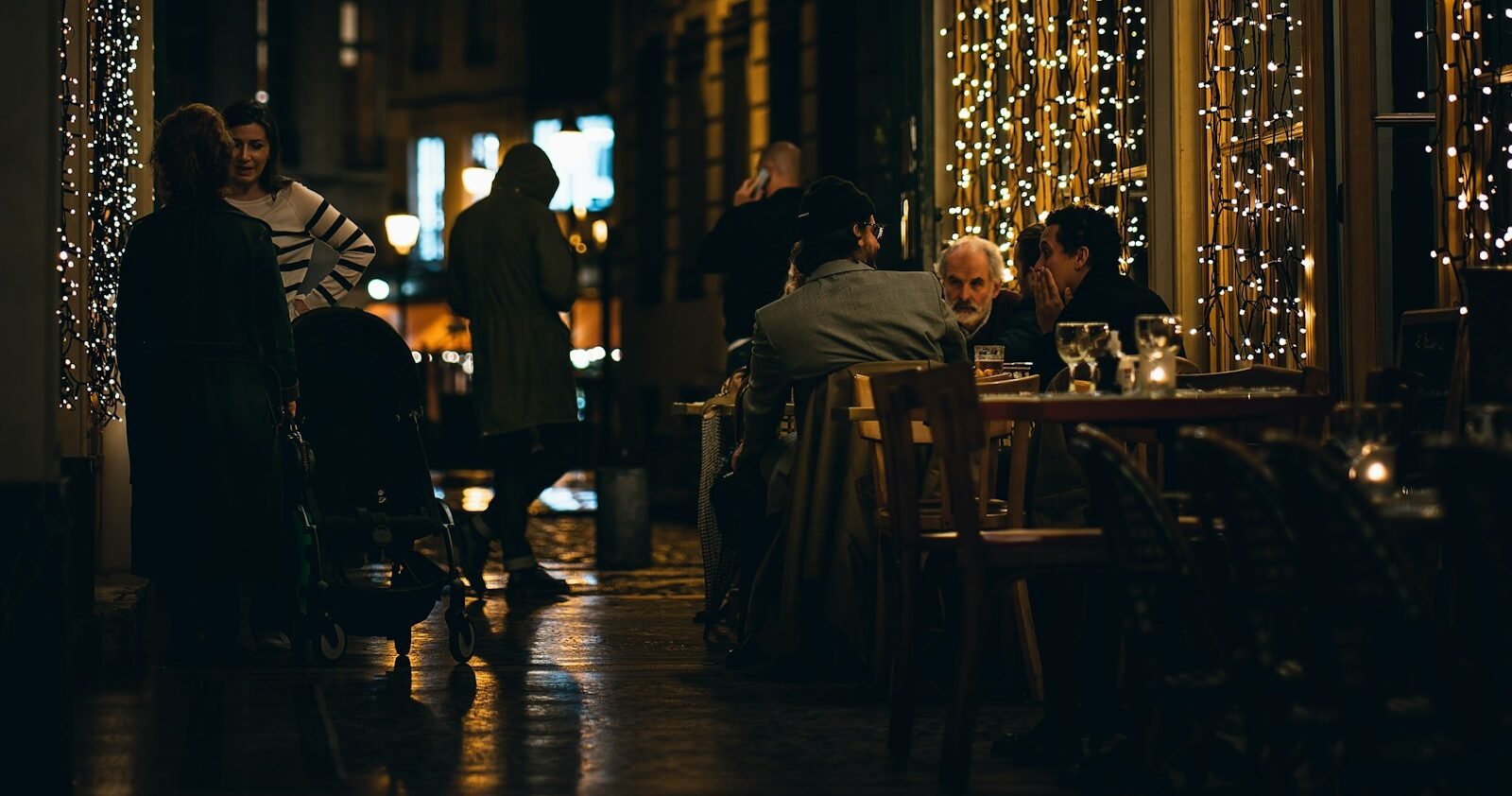 6 Lively Parisian Restaurants: Where to Go For a Festive Night Out
