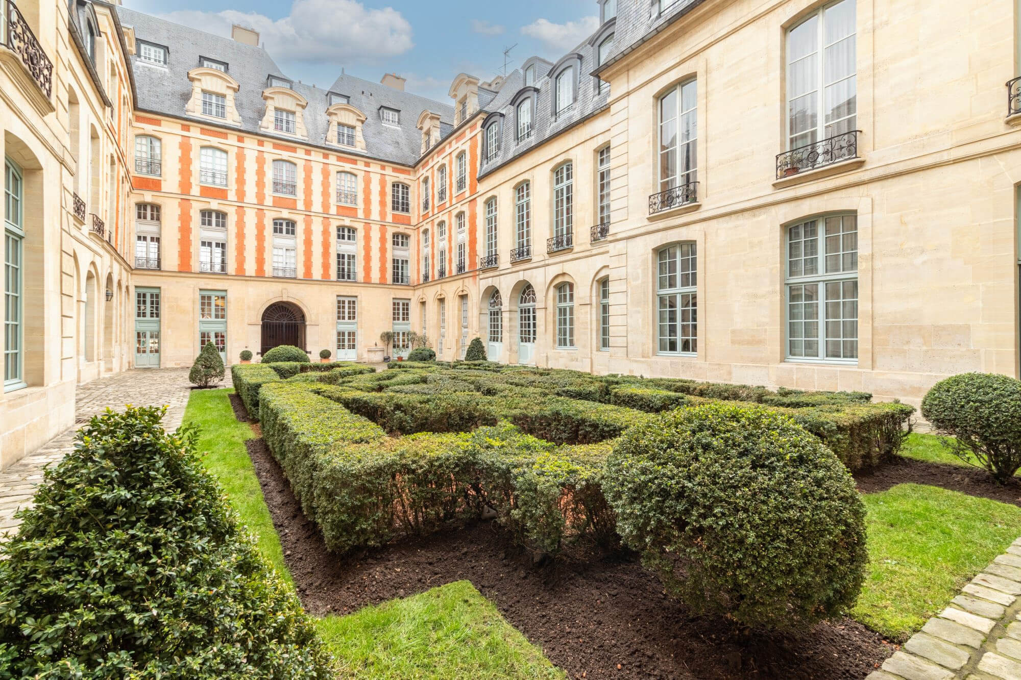 Place des Vosges Paris buildings surrounding manicured courtyard